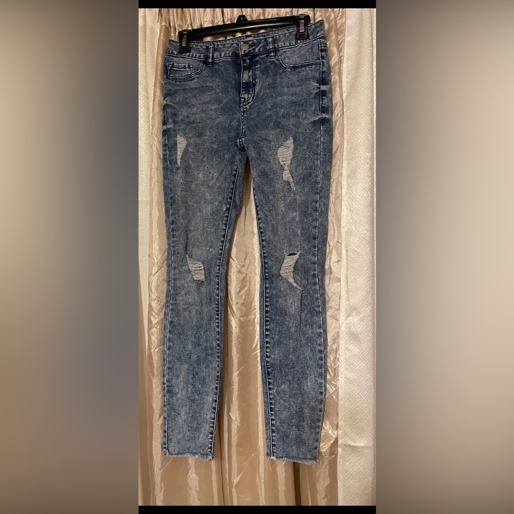 Refuge Distressed Jean Size 6 EUC